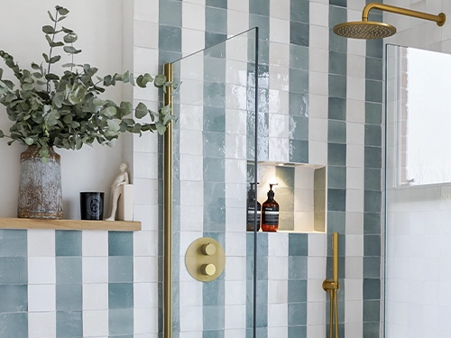 Pared de baño de azulejos de Zellige de color Azul y blanco